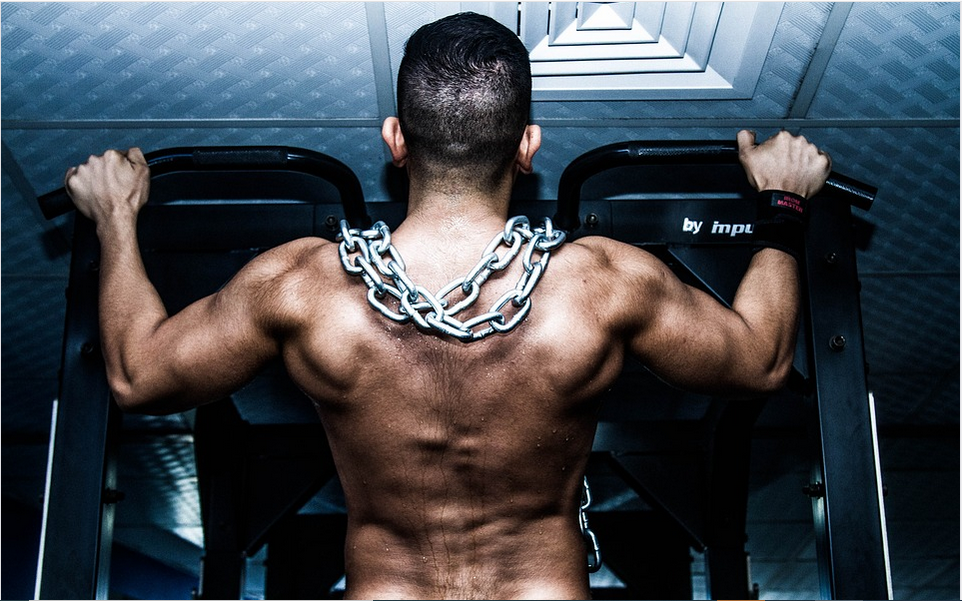 a man with optimal testosterone training in the gym